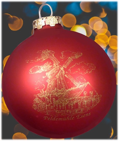 Rote Weihnachtsbaumkugel mit goldener Zeichnung der Peldemühle Esens.