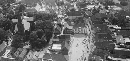 Das Foto zeigt in einer schwarz-weiß Aufnahme den Esenser Marktplatz von oben. Das Foto ist aus dem Jahr 1975.